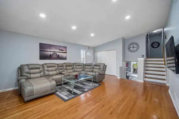 8560 W Clara DR, Niles, IL 60714