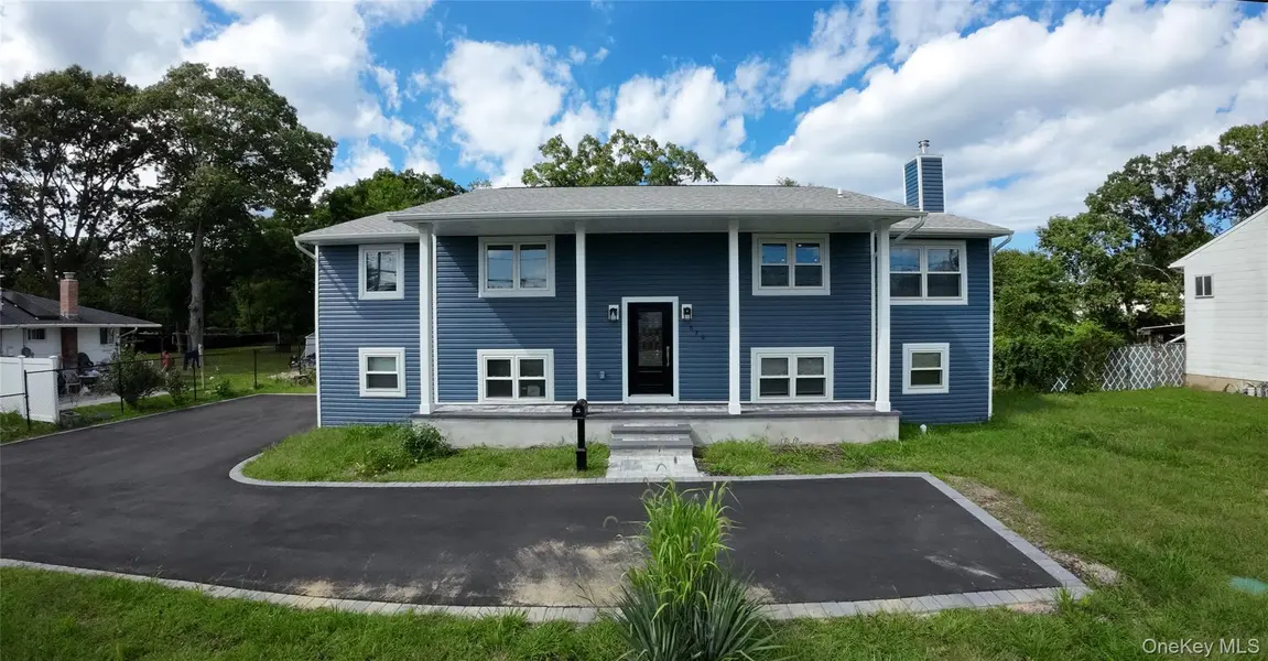 529 Spur DR, Bay Shore, NY 11706