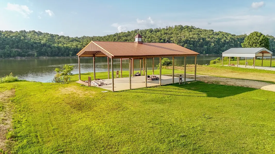 753 River Front Dr, Clifton, TN 38425