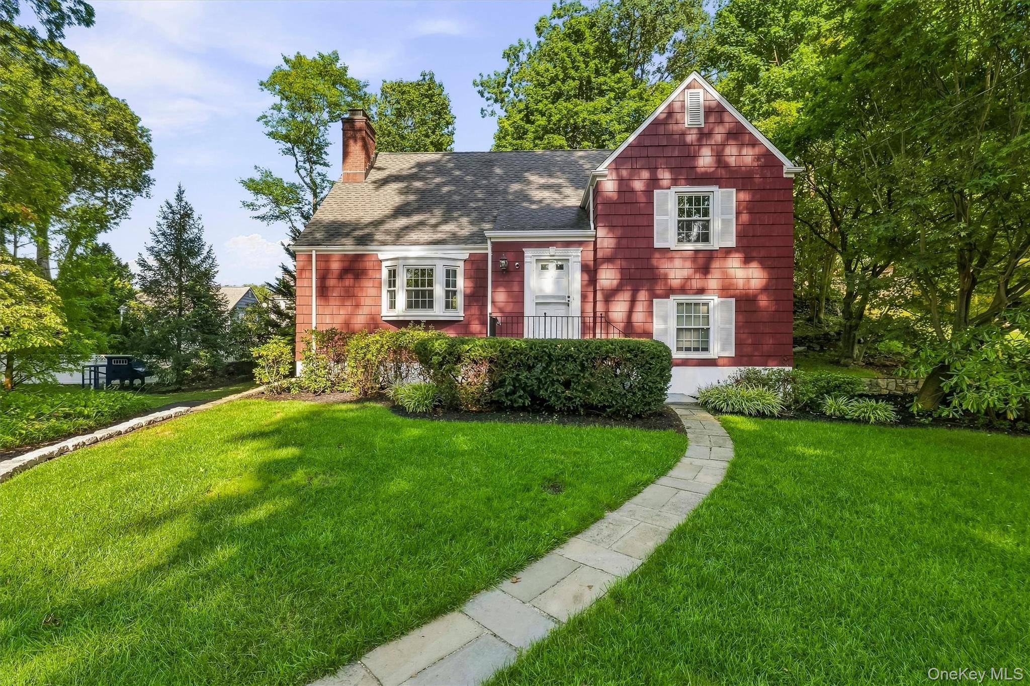 24 Smallwood PL, White Plains, NY 10603