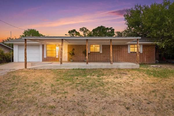 1902 Twin Oaks ST, Kingsland, TX 78639