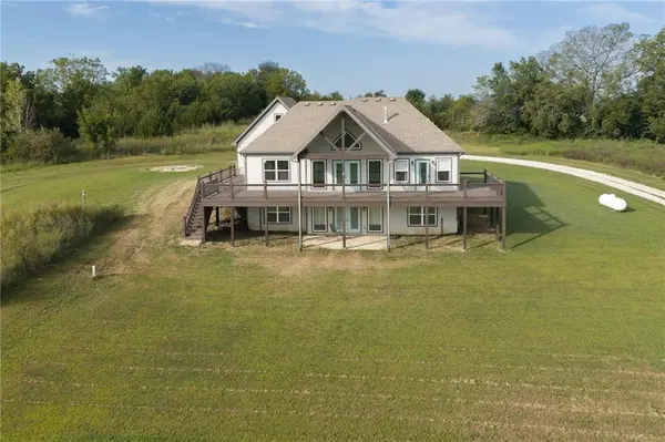 21815 187th ST, Tonganoxie, KS 66086