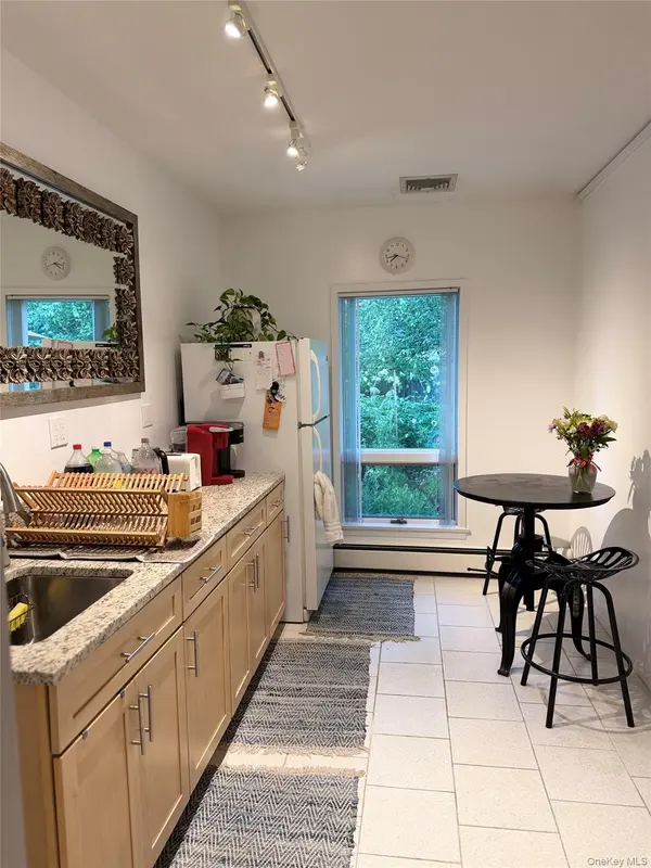380 Park AVE #$1500 1 room, Huntington, NY 11743