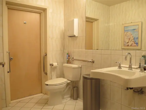 380 Park AVE #$1500 1 room, Huntington, NY 11743
