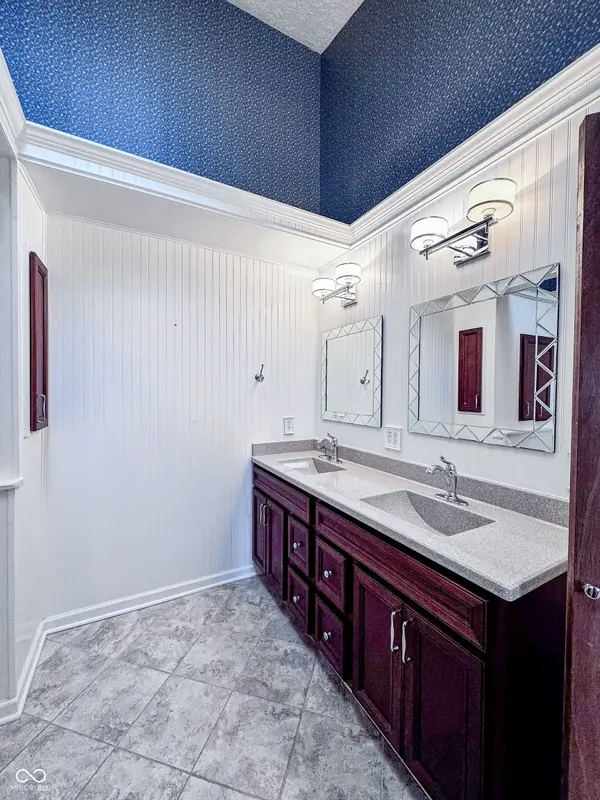 8150 Foxchase CIR Indianapolis, IN 46256