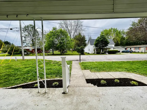 806 E Taylor ST, Ladoga, IN 47954