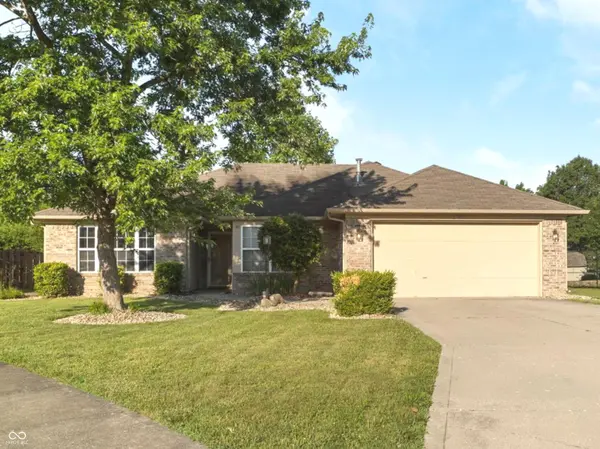 282 N Greenbriar DR, Greenwood, IN 46142