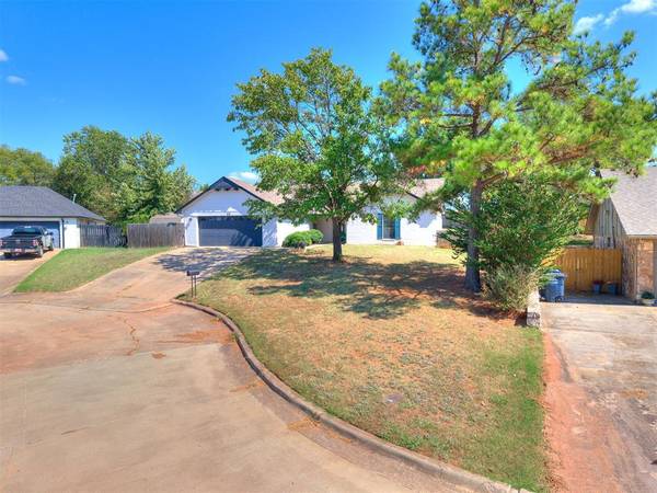 23 Crown Point, Shawnee, OK 74804