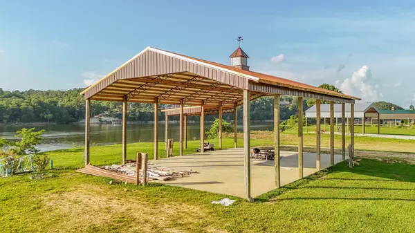 753 River Front Dr, Clifton, TN 38425