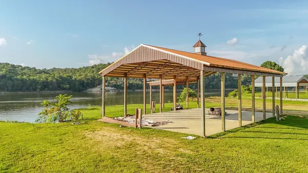 753 River Front Dr, Clifton, TN 38425