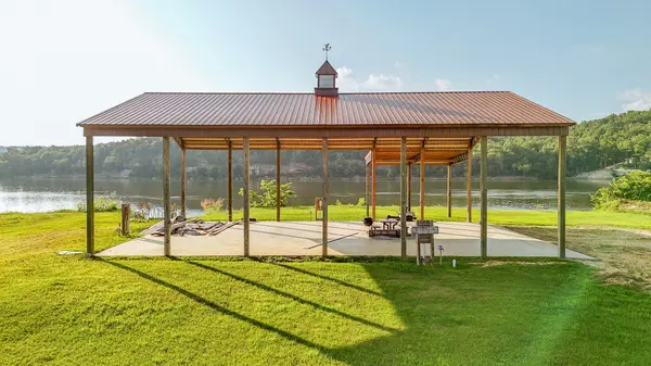 753 River Front Dr, Clifton, TN 38425