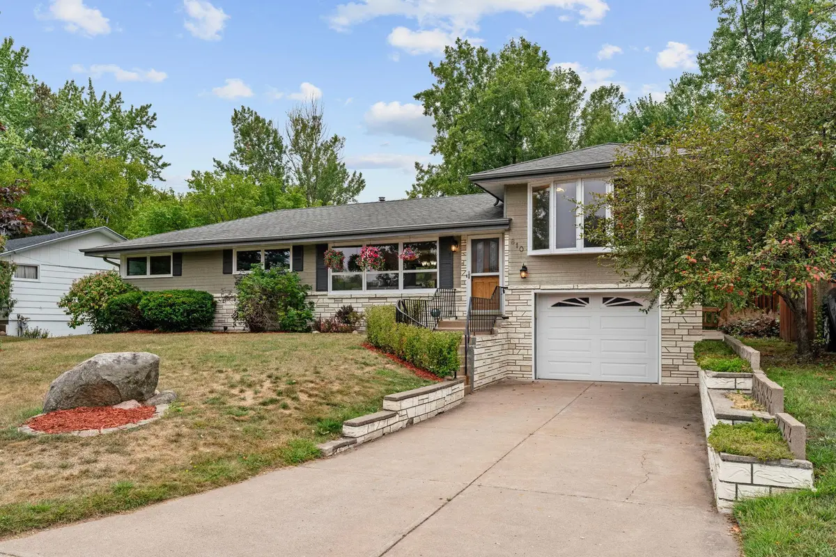 810 Oakwood DR, New Brighton, MN 55112