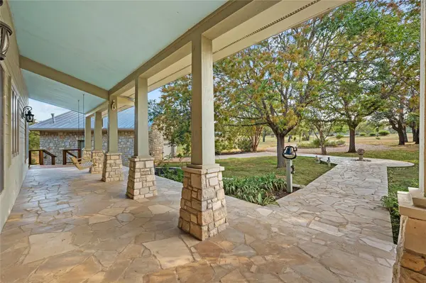 1118 Rustic LN, Spicewood, TX 78669