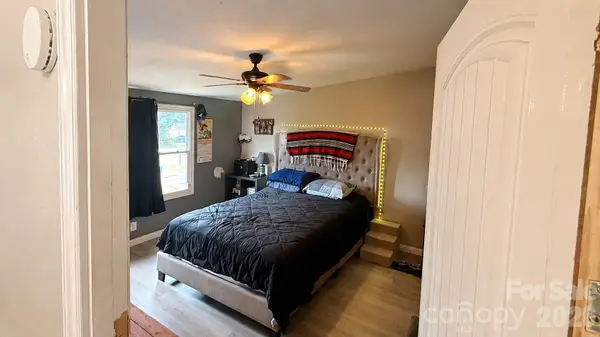 1868 Ellick DR, Newton, NC 28658