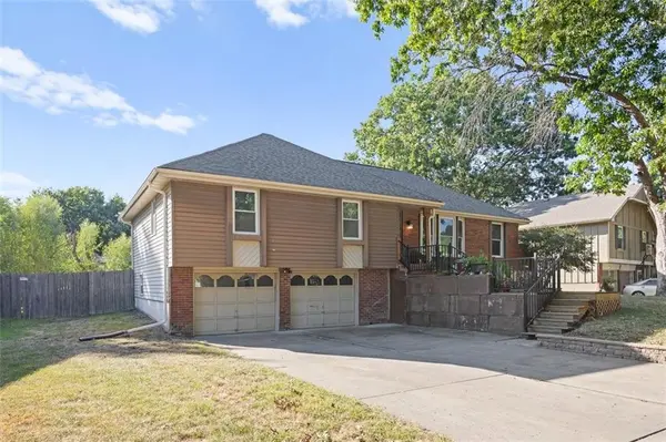 300 Johnston DR, Raymore, MO 64083