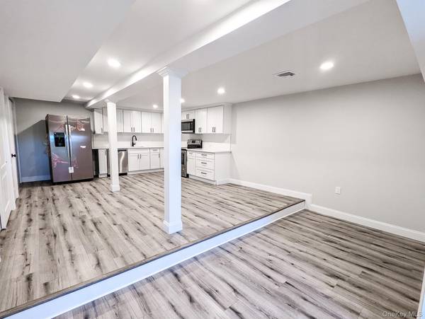 13 Woodland LN, Huntington, NY 11743