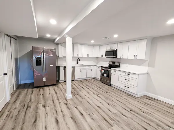13 Woodland LN, Huntington, NY 11743