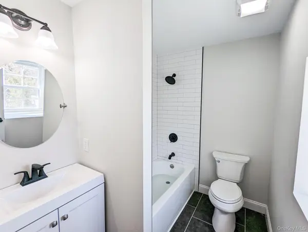 13 Woodland LN, Huntington, NY 11743
