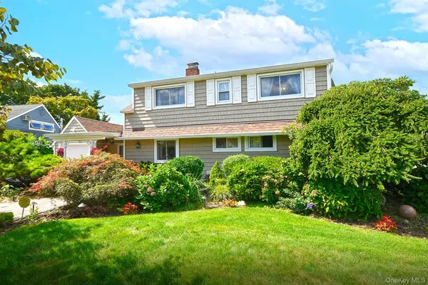 12 Link LN, Hicksville, NY 11801