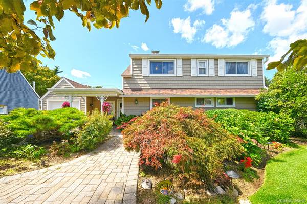 12 Link LN, Hicksville, NY 11801