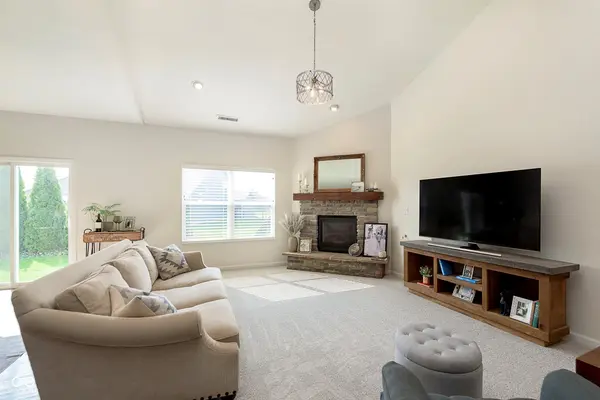 6156 N Cedarwood DR, Mccordsville, IN 46055