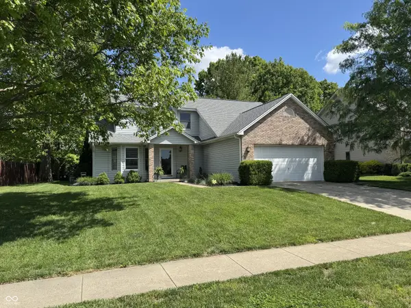 2332 Broadmoor LN, Columbus, IN 47203