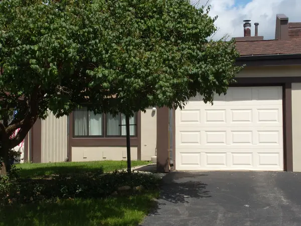 61 Westwood SQ, Indian Head Park, IL 60525