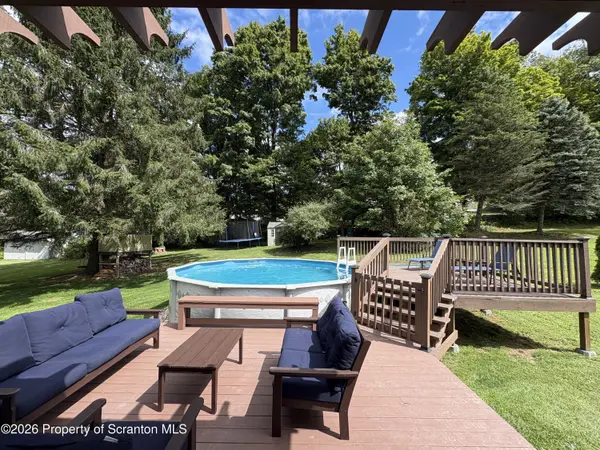 504 Hilltop LN, South Abington Twp, PA 18411