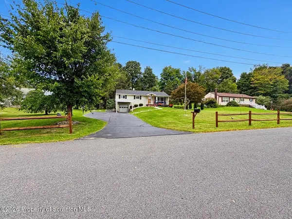 504 Hilltop LN, South Abington Twp, PA 18411