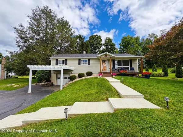504 Hilltop LN, South Abington Twp, PA 18411