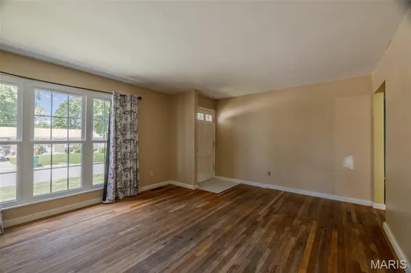 2117 Bolton ST, St Charles, MO 63301