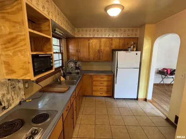 401 N KNOX ST, Elmwood, IL 61529