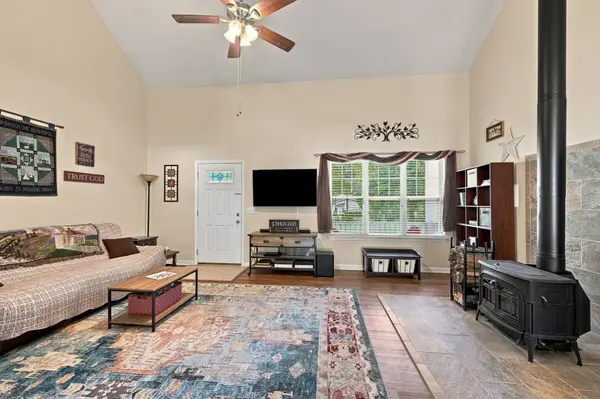 526 Aubrey Ln, Burns, TN 37029