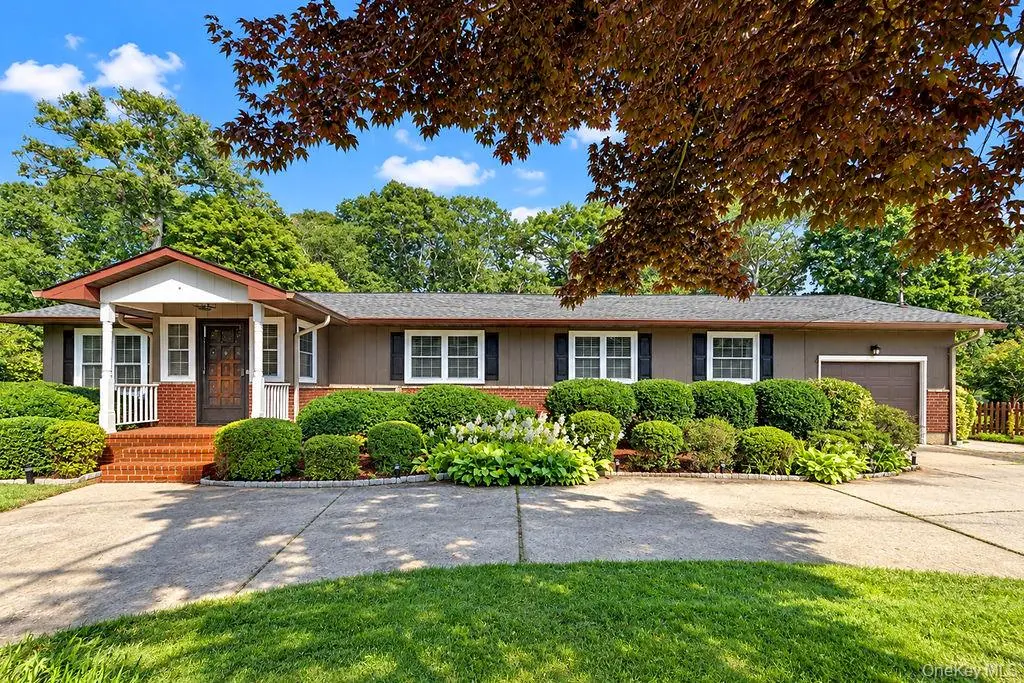 41 Linden LN, Shirley, NY 11967