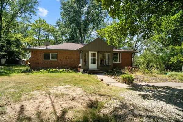 20269 McLouth RD, Tonganoxie, KS 66086
