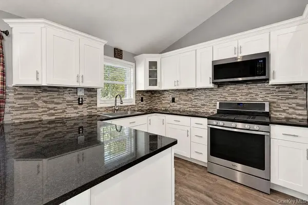 41 Linden LN, Shirley, NY 11967