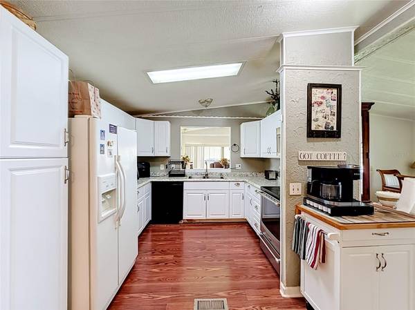 1157 CAPELLA DR, Tavares, FL 32778