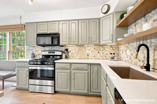 827 Stonebridge LN, Crystal Lake, IL 60014