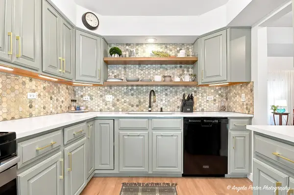 827 Stonebridge LN, Crystal Lake, IL 60014