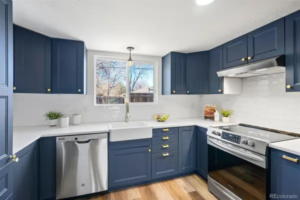 9040 W Arizona DR, Lakewood, CO 80232
