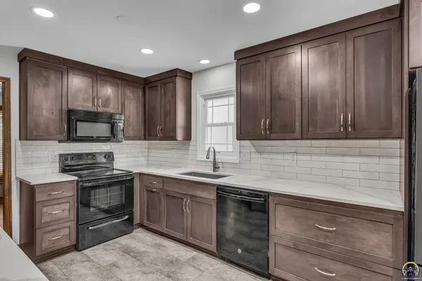 1576 SW Cheyenne Hills RD, Topeka, KS 66604