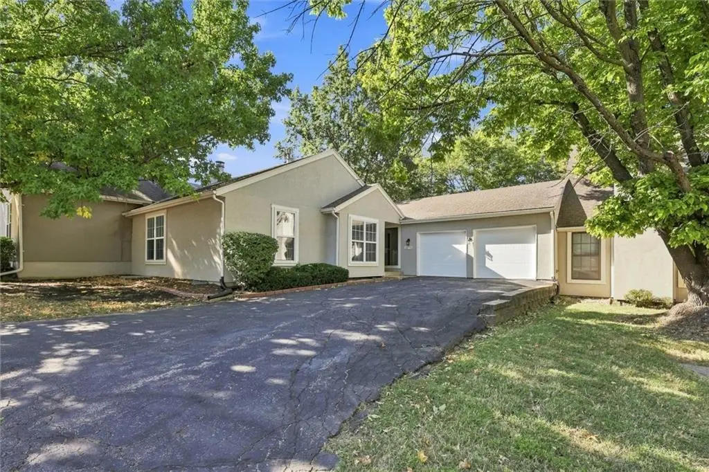 10752 Oakmont ST, Overland Park, KS 66210