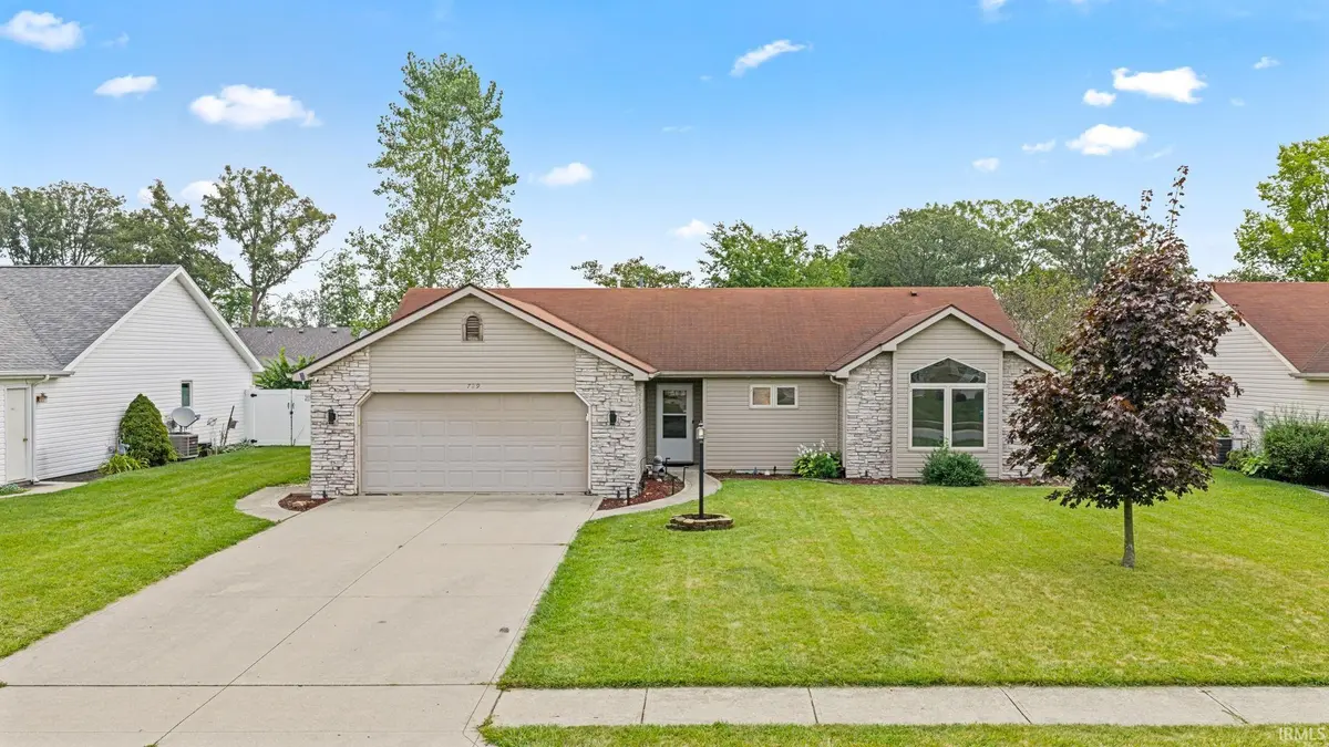 729 S Valley River DR, Columbia City, IN 46725
