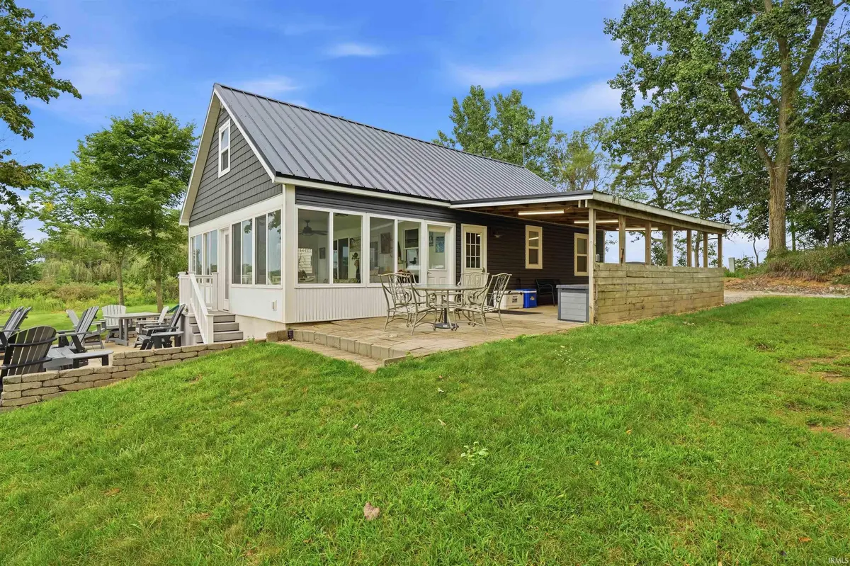 5443 W Diamond Lake RD, Wawaka, IN 46794