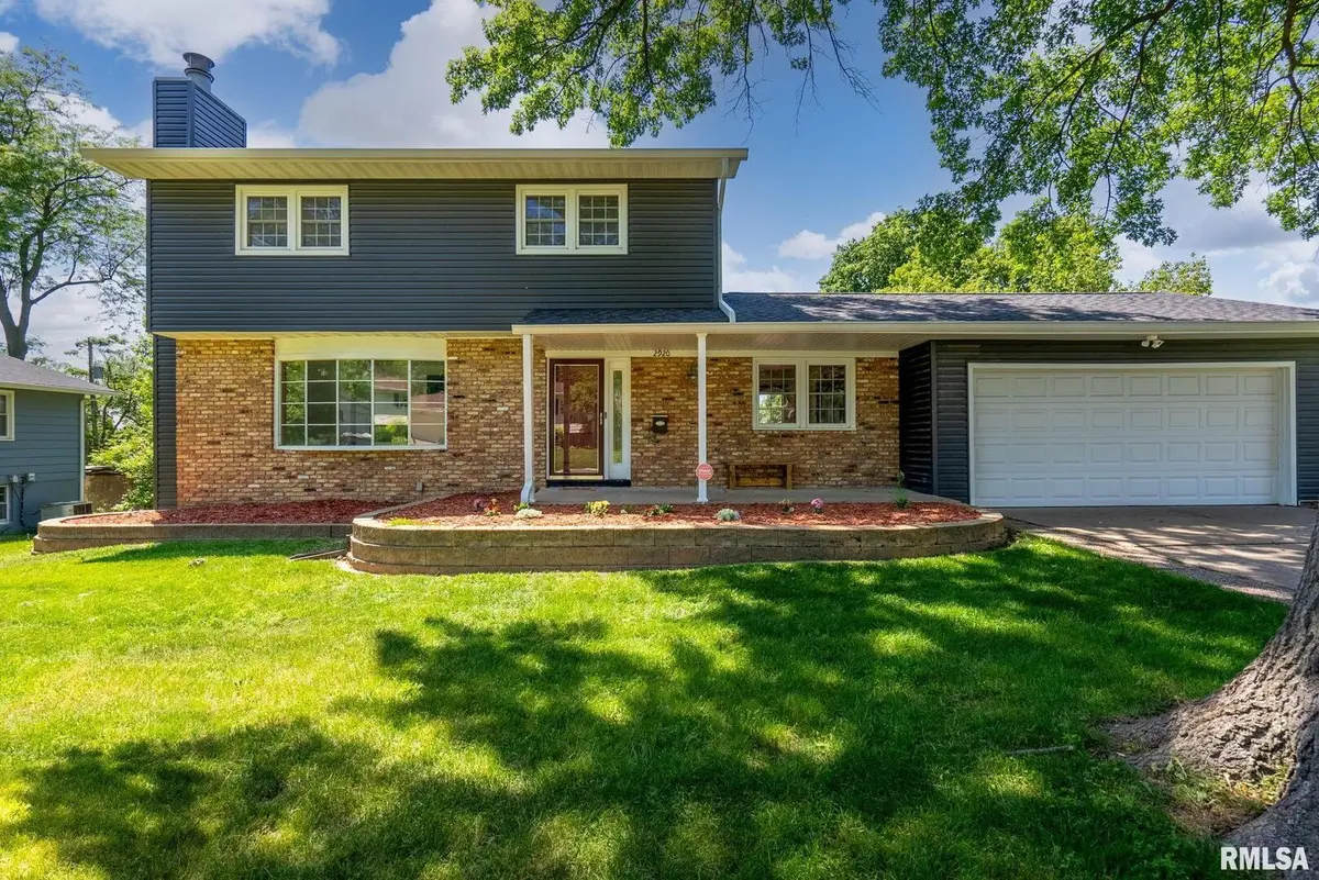 2920 HARMONY DR, Bettendorf, IA 52722