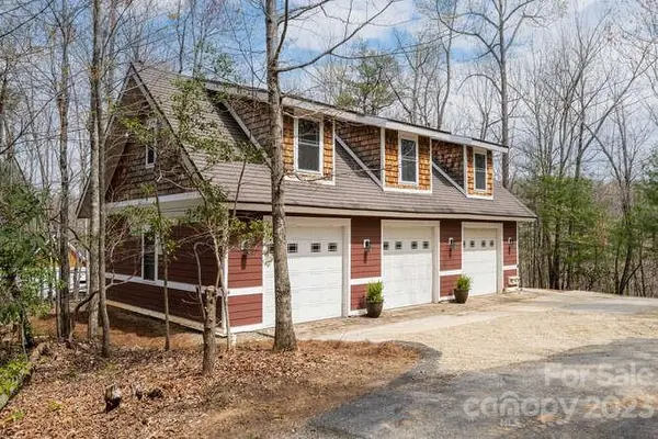 34 Spring Creek LN, Saluda, NC 28773