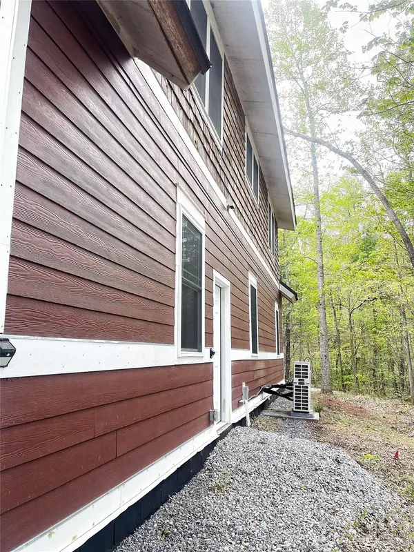 34 Spring Creek LN, Saluda, NC 28773