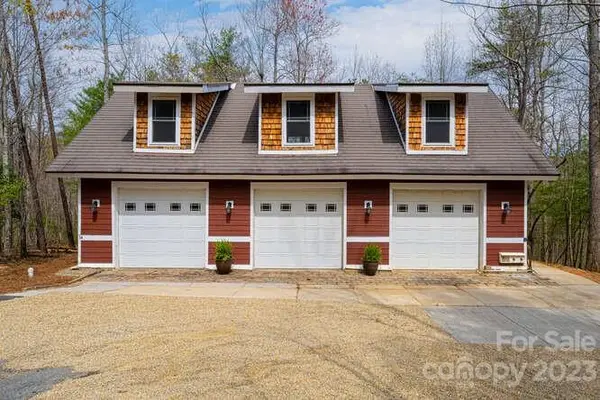 34 Spring Creek LN, Saluda, NC 28773