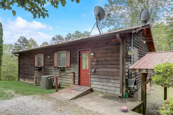 40 Robinhood LN, Franklin, NC 28734