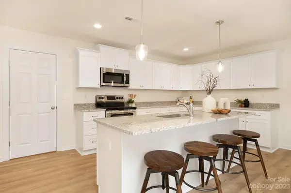 1513 Riveroaks LN, Lancaster, SC 29720